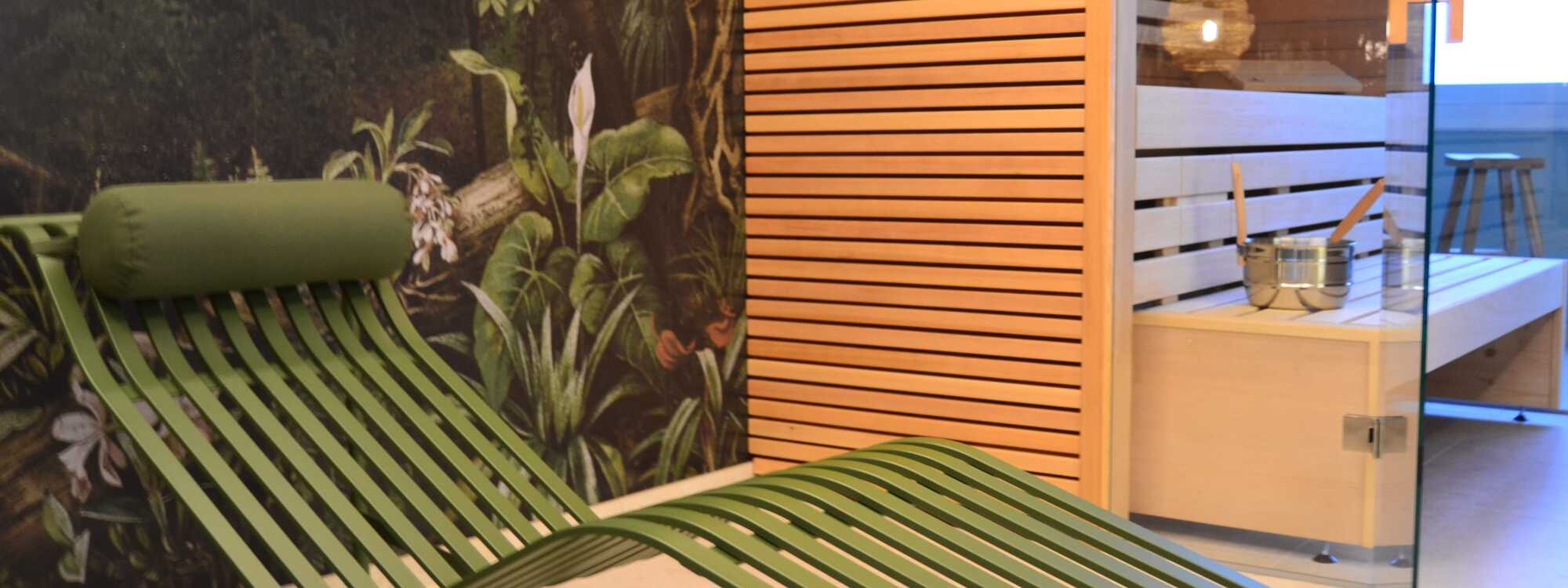 [Translate to English:] wellness liege vor der sauna