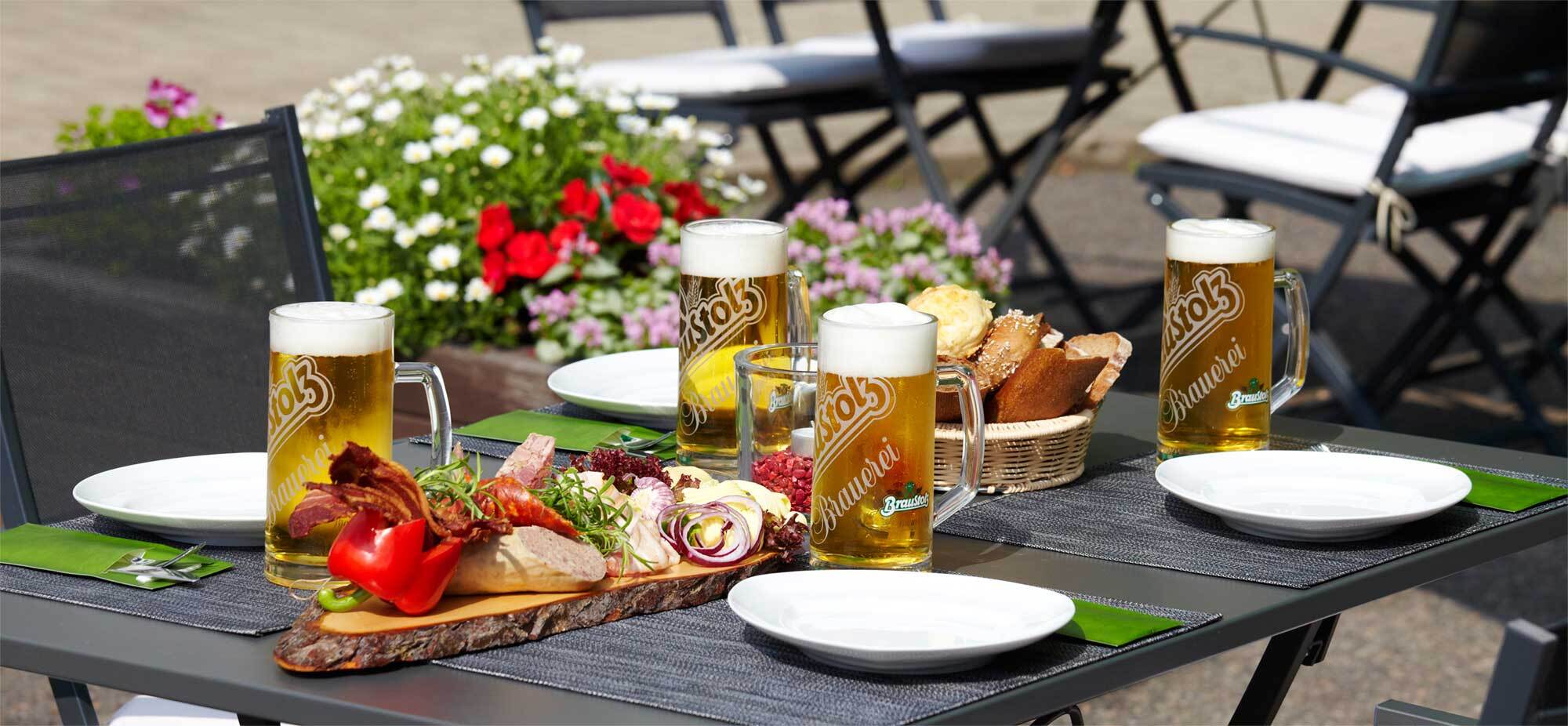 [Translate to English:] Snack auf der schönen Terrasse